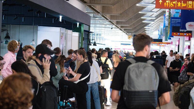 Klimaprotest an Flughäfen - Mehrere Flüge gestrichen Volle Halle: Der Flugbetrieb am Flughafen Köln/Bonn wurde am Morgen vorübergehend ausgesetzt. Mittlerweile läuft der Betrieb wieder an.