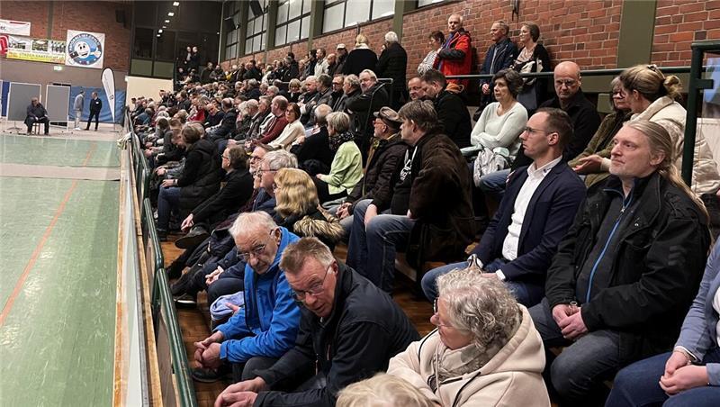Pro und Kontra: Das Holzkraftwerk erregt die Gemüter in Bützfleth Volle Halle: Informationsveranstaltung über das von Hansekraft geplante Altholzkraftwerk in Bützfleth.