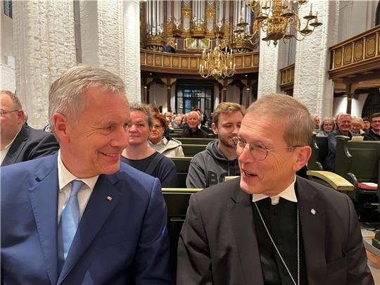 Volle Kirche, gute Laune: Bundespräsident a. D. Christian Wulff und Regionalbischof Hans Christian Brandy in St. Wilhadi. Foto: Richter