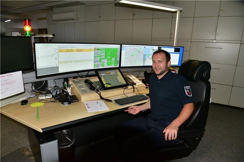 Volle Konzentration auch mitten in der Nacht : Disponent Andre Holst an seinem Arbeitsplatz in der Feuerwehr- und Rettungsleitstelle des Landkreises in der Stader Ortschaft Wiepenkathen. Foto: Beneke