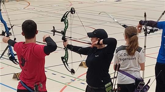 Volle Konzentration und eine ruhige Hand - die Bogenschützen in Aktion beim Wettkampf.
