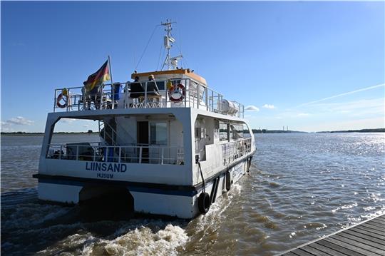 Volle Kraft voraus: Die Liinsand legt ab - am Lühe-Anleger in Grünendeich. Foto: Vasel