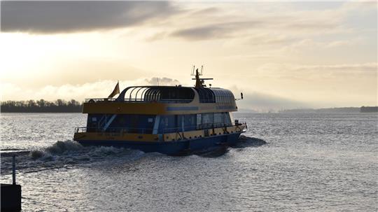 Volle Kraft voraus: Die Lühe-Schulau-Fähre (LSF) nimmt nach dem Ablegen in Grünendeich wieder Kurs auf Wedel.