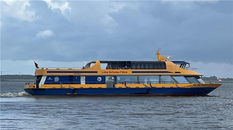 Volle Kraft voraus: Die Lühe-Schulau-Fähre auf der kleine Kreuzfahrt auf der Elbe in Richtung Wedel.