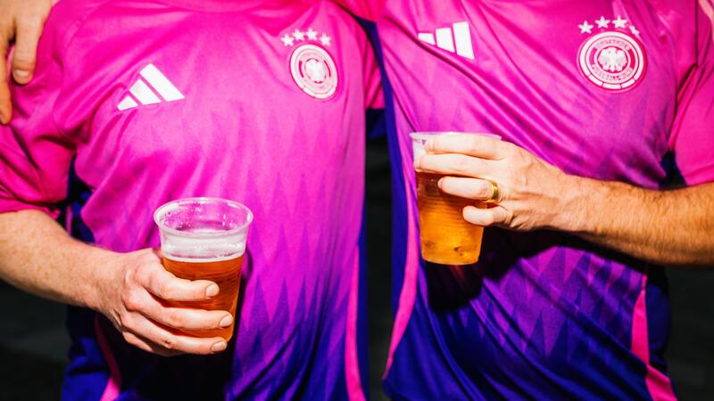 Mitfiebern beim Achtelfinale: Kann das dem Herzen schaden? Volle Mägen und Alkohol erhöhen das Risiko: Beim Fußballschauen können Bratwurst und Bier die Herzbelastung erhöhen.