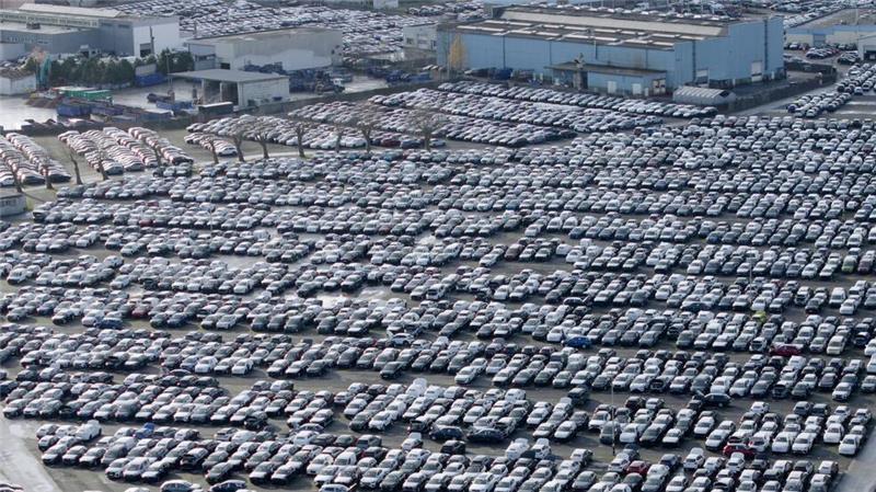 „Rabenschwarzes Quartal“ für deutsche Autohersteller Volle Parkplätze, maue Kassen: Der Gewinn von VW, Mercedes-Benz und BMW ist im dritten Quartal in den Keller gerauscht. (Symbolbild)