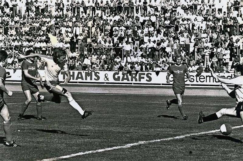 Bremerhaven: Eine Großstadt ohne Profifußball Volle Ränge im Nordseestadion bei einem Zweitliga-Spiel des OSC Bremerhaven. Günter Diekmann kommt zum Torschuss. Foto: Archiv Nordsee-Zeitung