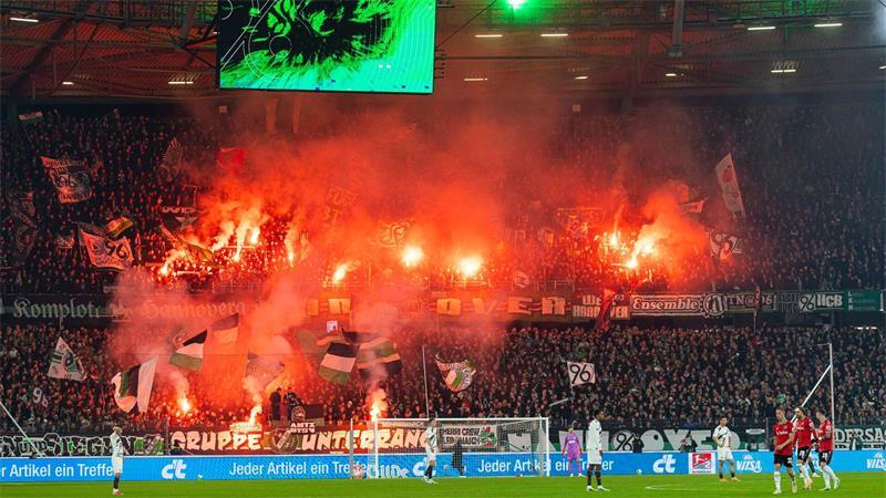 Volle Ränge und viel Pyro im Topspiel zwischen Hannover und St. Pauli.