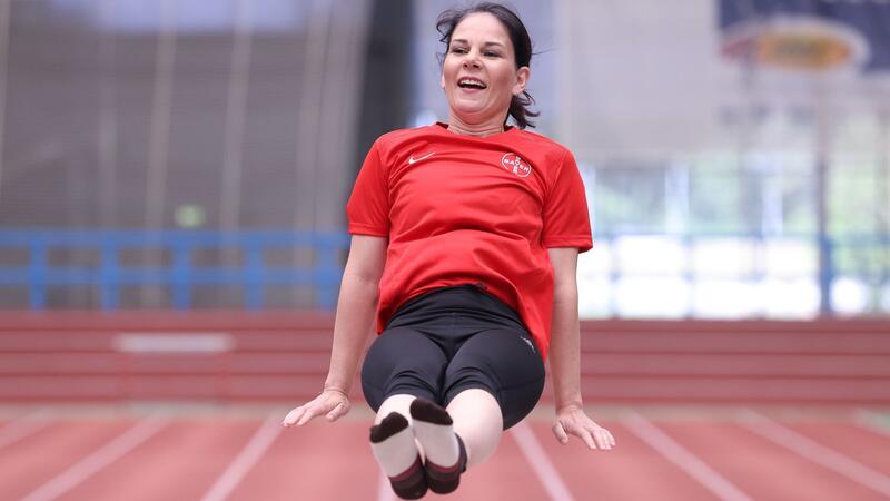 Für Baerbock geht es in Leverkusen hoch hinaus Volle Sprungkraft voraus - die Außenministerin zu Besuch in Leverkusen.