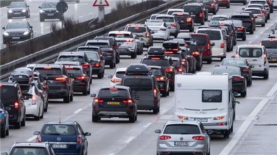 Volle Straßen zu Beginn der Herbstferien: Die Autobahn GmbH des Bundes rechnet mit Stau.