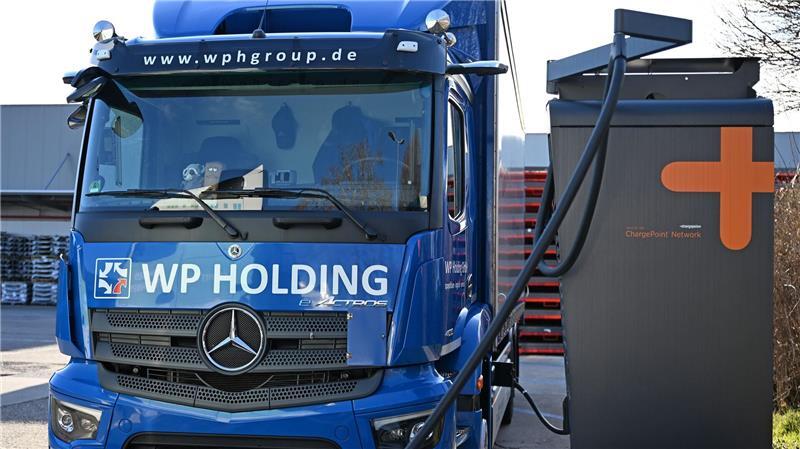 Voller Akku für die nächste Tour: Ein E-Lkw wird auf dem Gelände der WP Spedition in Zwickau geladen. 