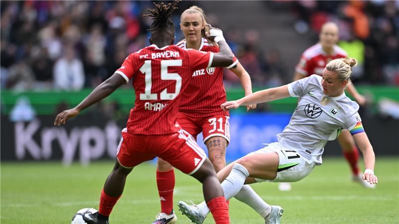 4:0 – Bayern-Fußballerinnen holen Pokal, Popp geht titellos Voller Einsatz: Alexandra Popp (r).