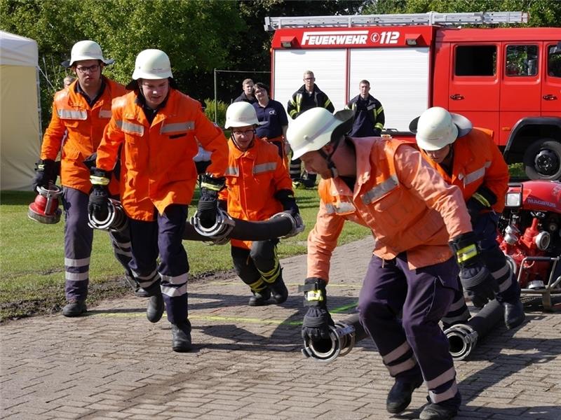 Voller Einsatz : Bei den Wettkämpfen in Hüll zeigten die Feuerwehrleute, was sie können. Foto: Umland