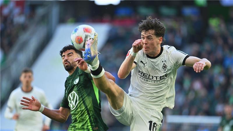 Voller Einsatz: Philipp Sander von Borussia Mönchengladbach (r) und Wolfsburgs Mohamed Amoura kämpfen um den Ball.