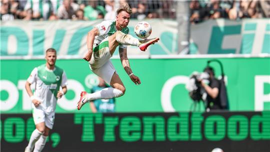 Voller Einsatz im Derby: Fürths Felix Klaus nimmt den Ball artistisch in der Luft an. 
