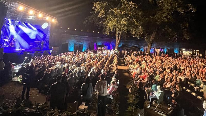 Voller Erfolg für True Collins in der Festung Grauerort: 1500 Musikbegeisterte brachten dem Stader Holk Kulturfestival ein ausverkauftes Open-Air-Konzert.