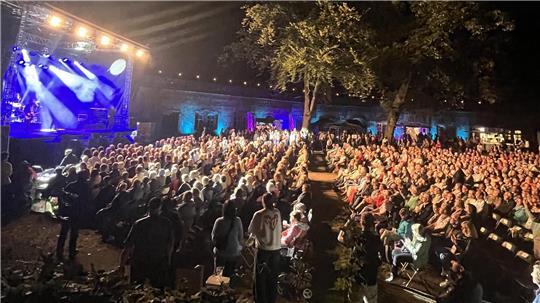 Voller Erfolg für True Collins in der Festung Grauerort: 1500 Musikbegeisterte brachten dem Stader Holk Kulturfestival ein ausverkauftes Open-Air-Konzert.