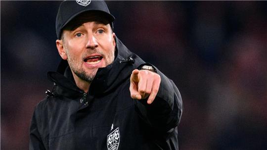 Voller Fokus: Auf Sebastian Hoeneß und den VfB Stuttgart wartet ein schwieriges Restprogramm. (Archivbild)