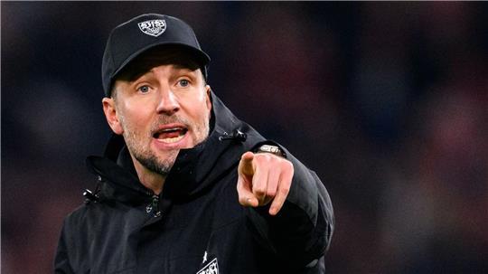 Voller Fokus: Auf Sebastian Hoeneß und den VfB Stuttgart wartet ein schwieriges Restprogramm. (Archivbild)