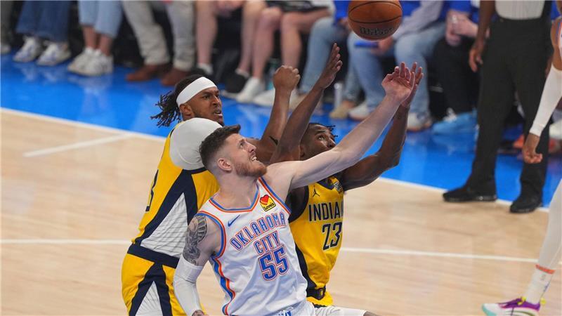 Hartensteins OKC fehlt noch ein Sieg zum Titel in der NBA Voller Körpereinsatz: Hartenstein (l) und Nesmith schenkten sich gar nichts.