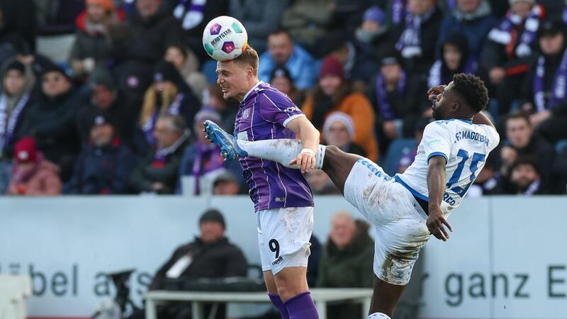 Voller Körpereinsatz: Osnabrücks Erik Engelhardt (l) und Magdeburgs Daniel Heber kämpfen um den Ball.
