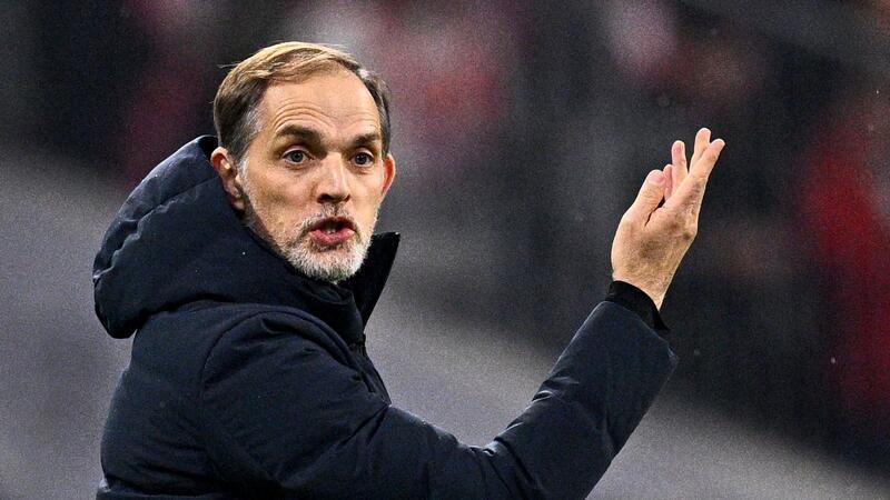 Schmerzhafte Motivationsrede: Dicker Zeh bei Tuchel Voller Körpereinsatz bei der Motivationsrede: Thomas Tuchel hatte gegen eine Tür getreten.