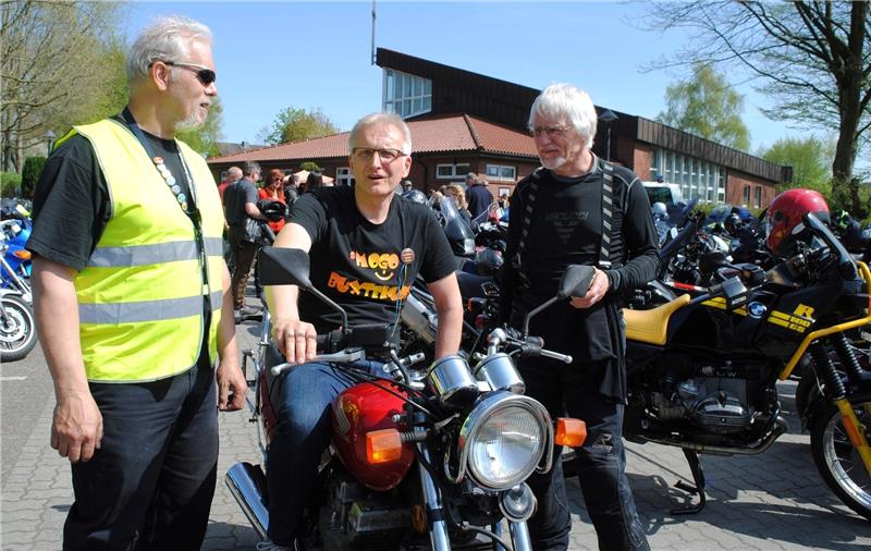 Biker laden zur Andacht mit Musik ein Voller Parkplatz beim 14. Motorrad-Gottesdienst „Mogo“ in Buxtehude: FEG-Pastor Frank Reineck sitzt auf seiner 750er-Honda vor dem Gemeindezentrum der Freien evangelischen Gemeinde an der Apensener Straße in Buxtehude und ist im Gespräch mi