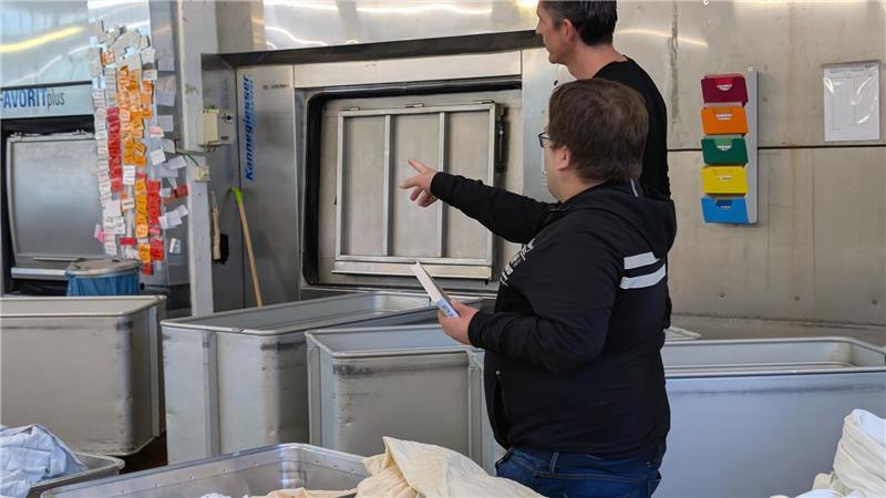 Voller Stolz zeigte Jan seinen Arbeitsplatz, die Wäscherei.
