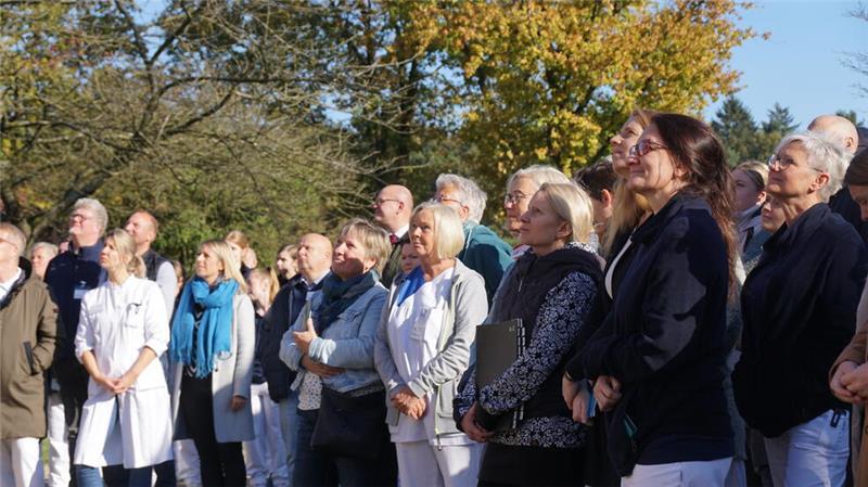 Voller Vorfreude blicken die Mitarbeiterinnen und Mitarbeiter der OsteMed-Klinik in die Zukunft.