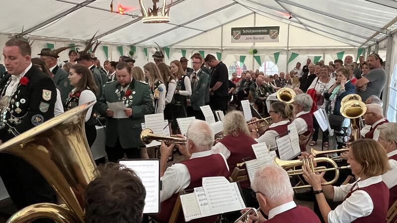 Volles Festzelt beim Schützenfest in Jork.