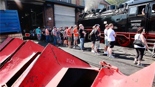 Volles Haus am ersten Tag des großen Festwochenendes zum 125. Geburtstag von Harzquer- und Brockenbahn. Auf dem Festgelände in Wernigerode waren vor allem die Führerstandsmitfahrten beliebt.  