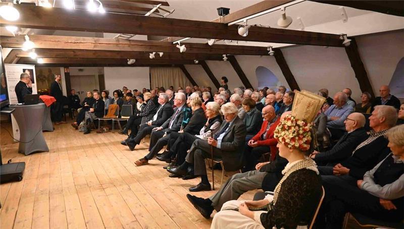 Jork ehrt Shantymen Uwe Richters und Günter Gröbel mit dem Bürgerpreis Volles Haus bei der Bürgerpreisverleihung und Lessing-Gespräch im Museum Altes Land in Jork.