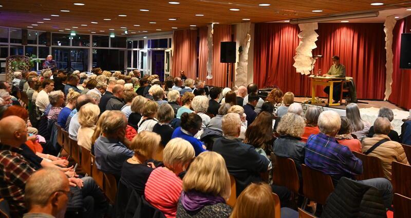 Volles Haus bei der Lesung in der Oberschule in Steinkirchen.