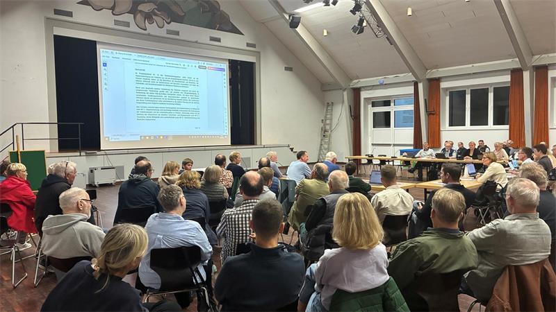 Verkehrsberuhigung am Fleet in Jork: Bäcker Pagel lehnt Test-Konzept ab Volles Haus bei der Sitzung des Ausschusses für Bau-, Planungs-, Umwelt- und Klimaschutzangelegenheiten zur Verkehrsberuhigung „Am Fleet“ in der Altländer Festhalle in Jork.