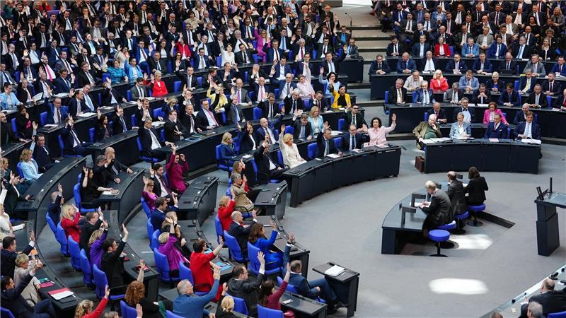 Neuer Bundestag konstituiert - alte Regierung entlassen Volles Haus bei der ersten Sitzung des neuen Bundestages.