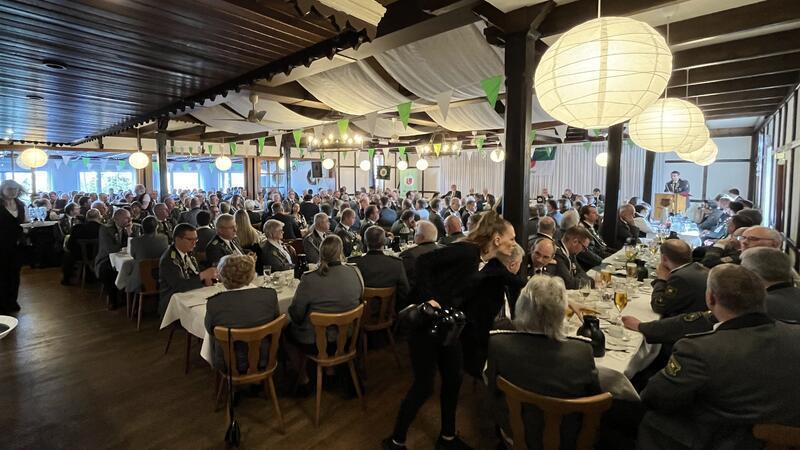 Volles Haus beim Bezirksschützentag in Wolfsbruch.