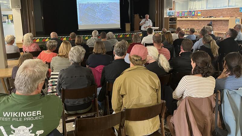Rewe oder Edeka: Altländer suchen einen Standort für einen Supermarkt Volles Haus beim Informationsabend zum Einzelhandel in der Grundschule An der Este in Königreich.