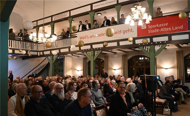 Volles Haus beim Kapitalmarktausblick der Sparkasse im Fährhaus Kirschenland in Jork-Wisch.