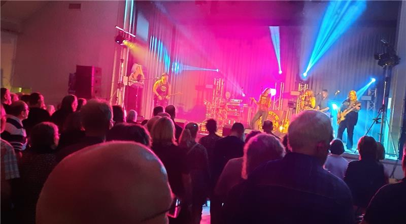 Volles Haus in der Altländer Festhalle. Foto: Frank Deppe