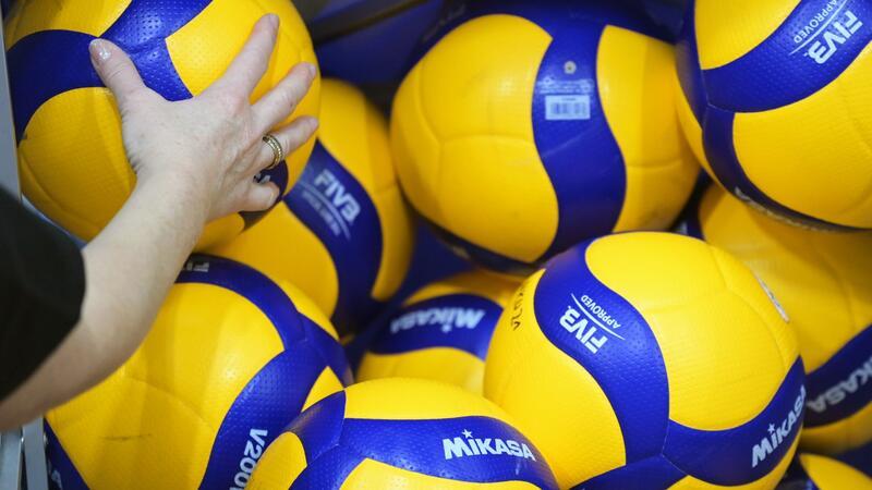 Volleyball-Spielbälle liegen auf einem Haufen.
