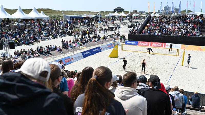 Zehntausende bei White Sands Festival auf Norderney erwartet Volleyball der extraklasse, tausende Zuschauer versammeln sich am Strand um das Spektakel hautnah zu erleben.