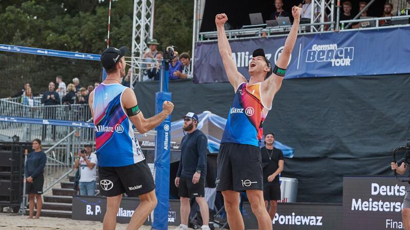 Deutsche Männerteams gewinnen Nations-Cup-Vorrunde Volleyball/Beach: Deutsche Meisterschaft, Männer, Finale: Clemens Wickler (l) und Nils Ehlers freuen sich über ihren Sieg.