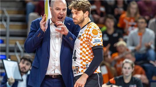 Volleys-Trainer Joel Banks (links) und Libero Kyle Dagostino 
