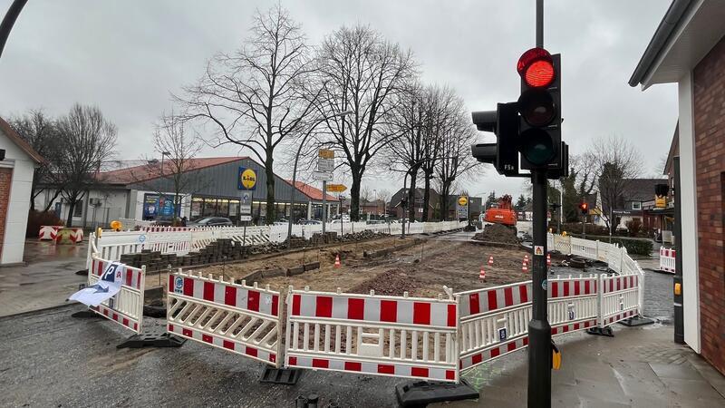 Vollsperrung: Die Kreuzung der Straßen Nincoper Deich und Nincoper Straße in Neuenfelde wird am Wochenende nicht freigegeben.