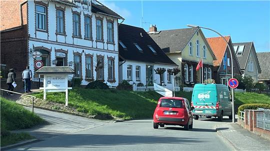 Vollsperrung: Die Straße Estedeich ist ab Montag in Cranz bis Ende März 2026 voll gesperrt. Trinkwasser- und Abwassernetz werden grundsaniert.