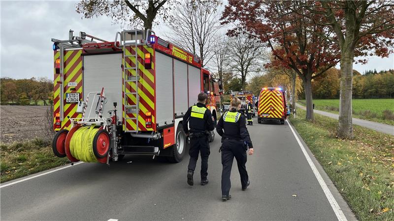 Vollsperrung: Feuerwehrfahrzeuge an der Unfallstelle auf der Issendorfer Straße in Horneburg.