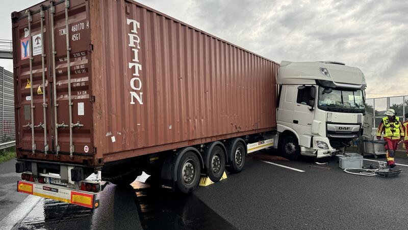 Vollsperrung der A7 bei Neumünster: Zuvor war der Sattelzug in die Mittelschutzwand geprallt.