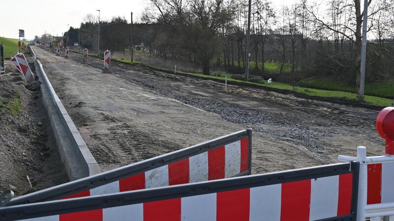 Vollsperrung der K39 in Hinterbrack auf der Höhe der Straße zur Justizvollzugsanstalt Hahnöfersand.