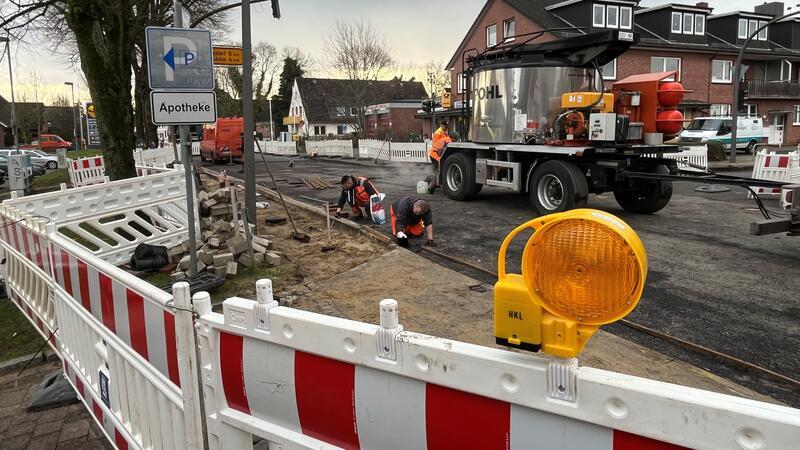 Vollsperrung verlängert: Asphaltierung an der Kreuzung von Nincoper Straße und Nincoper Deich.