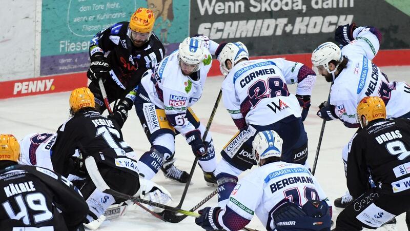 Berlin führt nach Krimi in Bremerhaven im DEL-Finale mit 2:1 Vollversammlung vor dem Berliner Kasten.